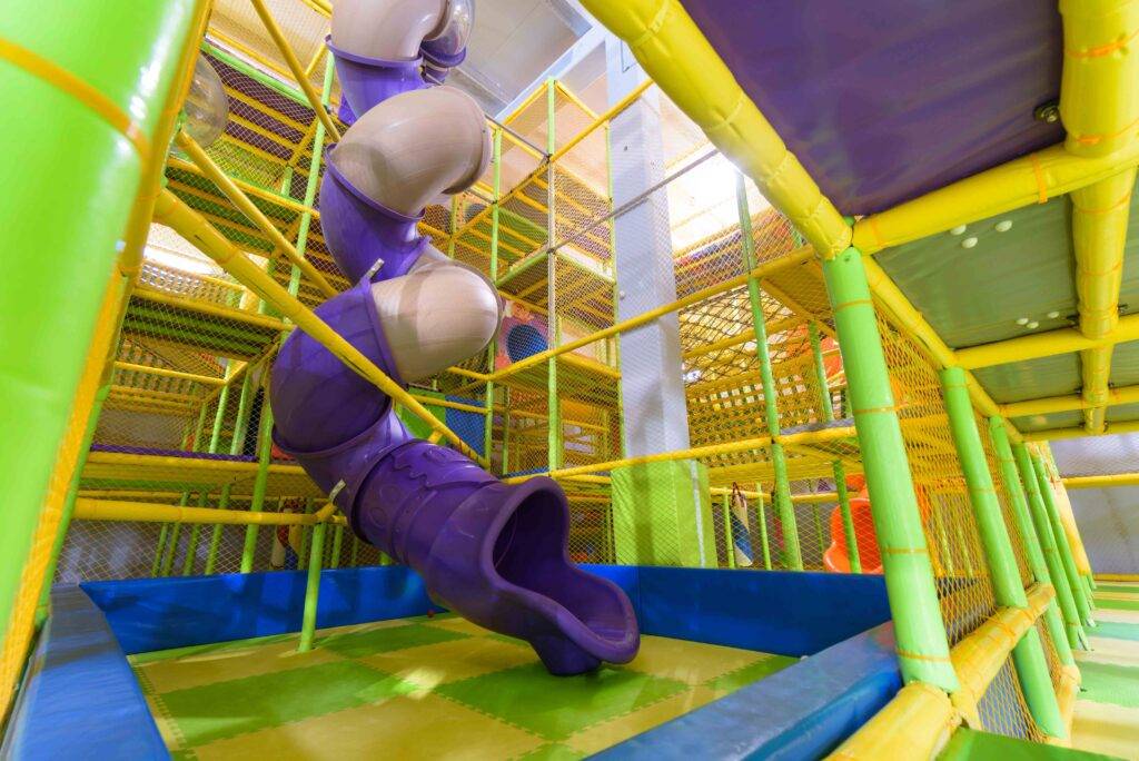 Toboggan et descente en spirale dans notre aire de jeux pour une expérience vertigineuse et excitante pour les enfants Carcassonne 11000
